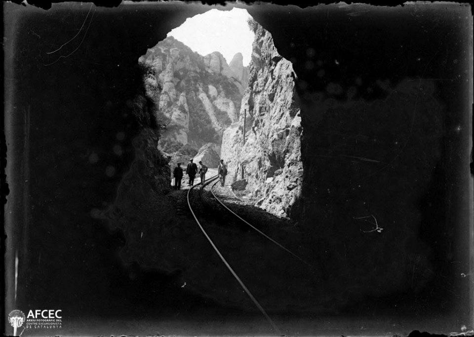 Grup d'homes a punt d'entrar a un túnel del cremallera de Montserrat