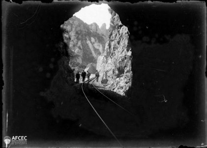 Grup d'homes a punt d'entrar a un túnel del cremallera de Montserrat