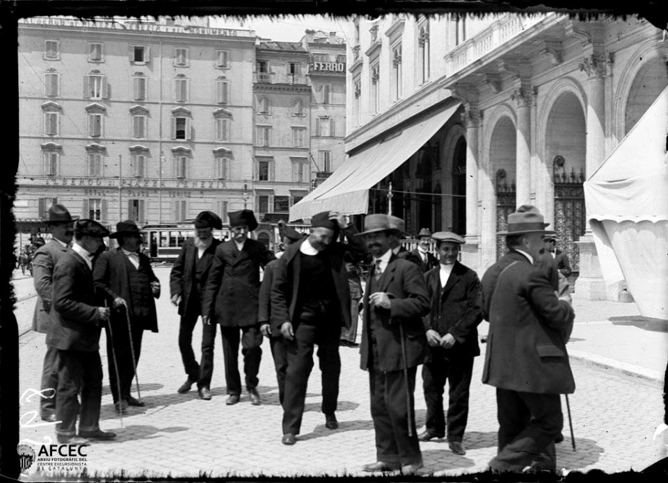 Grup d'homes a la piazza Venezia de Roma