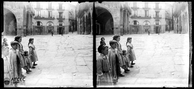 Grup de nens a la plaça Major de Solsona