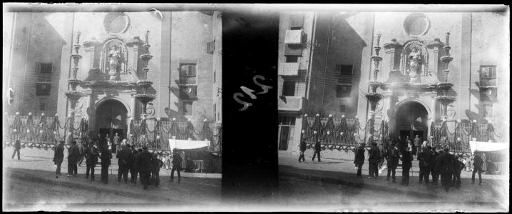 Grup de persones a l'entrada de l'església del Carme