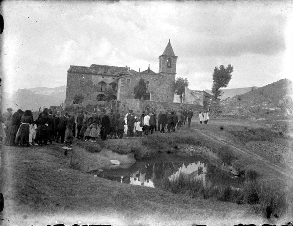 Grup de persones que van cap a una església (AFCEC RIBASV C 2685)