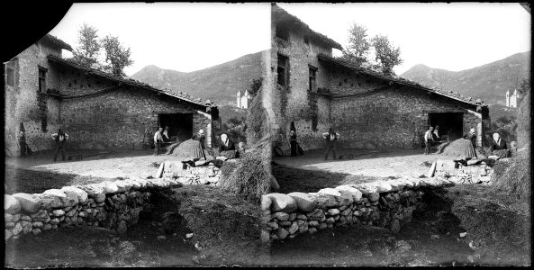 Grup d'homes i dones treballant a la masia de ' Crexenturri ' de Camprodon