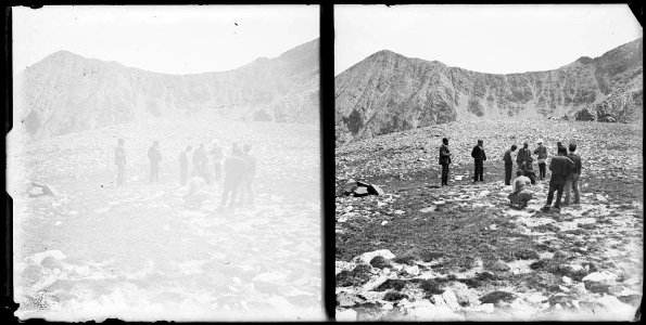Grup d'homes observant els fonaments del refugi d'Ulldeter