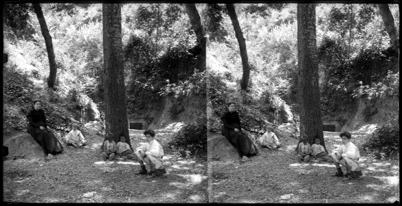 Grup d'infants i una dona a la vora d'un arbres a la font d'en Bonet