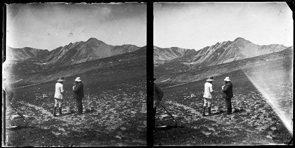Grup d'homes observant els fonaments del refugi d'Ulldeter (AFCEC TORRAS D 3976)