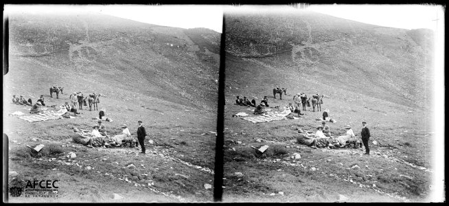 Grup de persones berenant a la font del Mantinell i al fons tres cavalls
