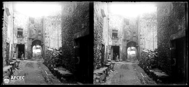 Grup de dones al portal d'una casa de Sant Llorenç de la Muga