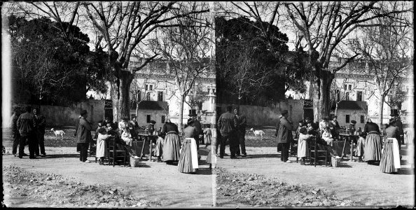 Grup de persones fent un pícnic al costat de la capella de Santa Eulàlia del Desert de Sarrià