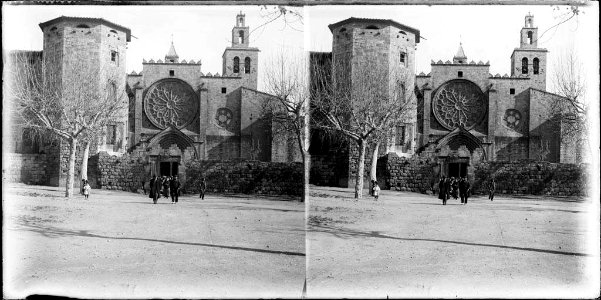 Grup de persones sortint del monestir de Sant Cugat