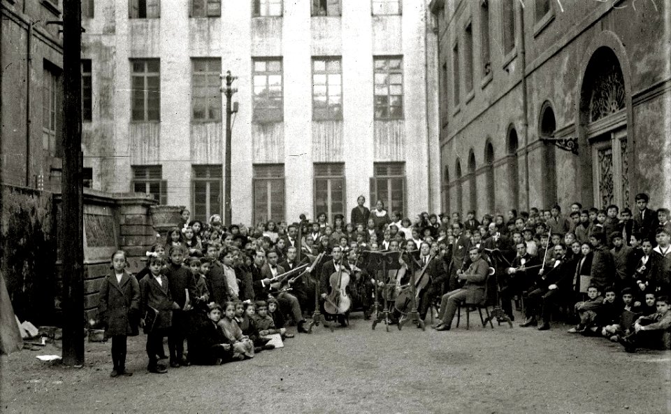 Grupo de alumnos de la Academia Municipal de Música de San Sebastián (2 de 2) - Fondo Car-Kutxa Fototeka