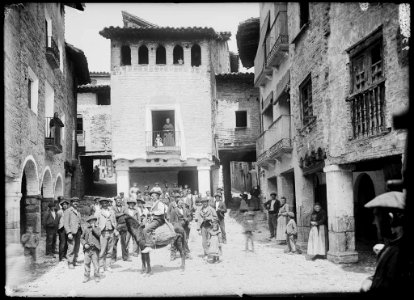 Grup de gent a la plaça major d'Alquézar