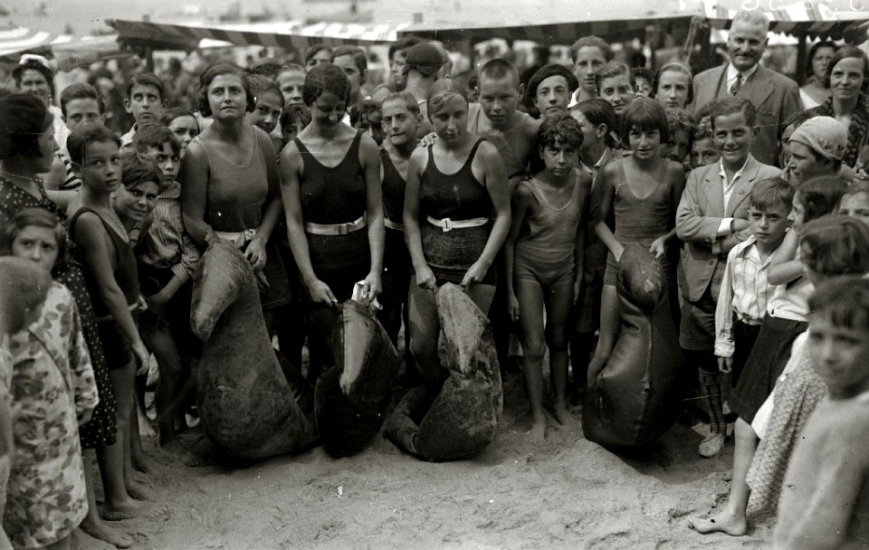 Grupo de bañistas con flotadores durante la celebración de una competición en la bahía de la Concha (1 de 5) - Fondo Car-Kutxa Fototeka