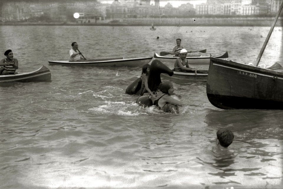 Grupo de bañistas con flotadores durante la celebración de una competición en la bahía de la Concha (5 de 5) - Fondo Car-Kutxa Fototeka