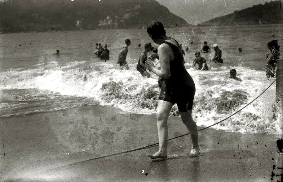 Grupo de bañistas en la playa de la Concha (4 de 10) - Fondo Car-Kutxa Fototeka