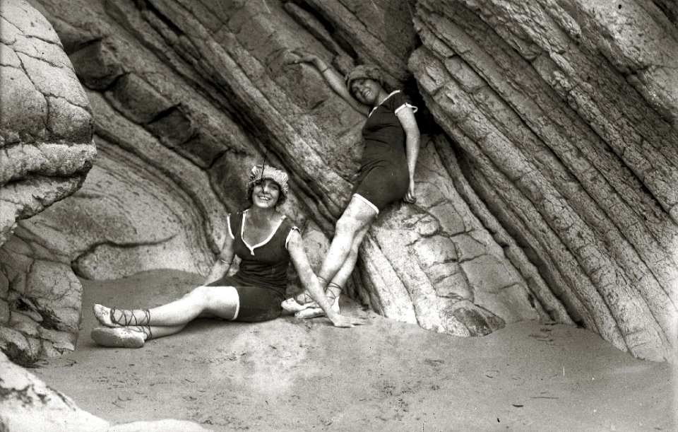 Grupo de bañistas en la playa de la Concha (8 de 10) - Fondo Car-Kutxa Fototeka