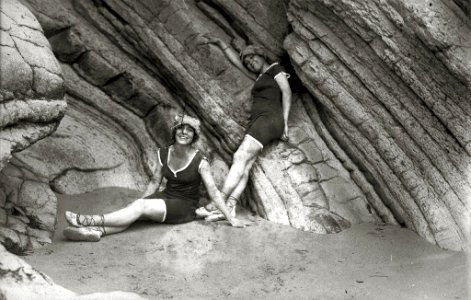 Grupo de bañistas en la playa de la Concha (8 de 10) - Fondo Car-Kutxa Fototeka