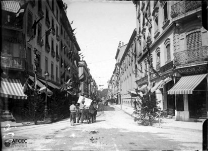 Grup de gent en un carrer de Ginebra photo