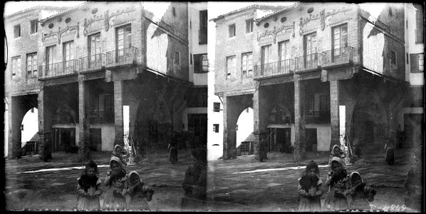 Grup de nens a la plaça de Solsona