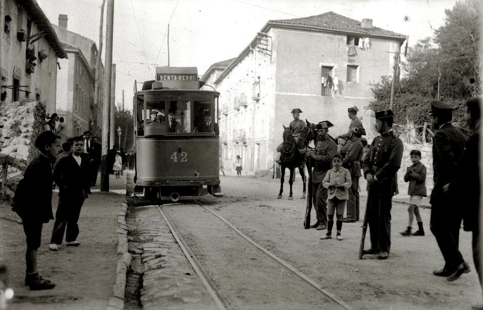 Grupo de guardias civiles y niños viendo la llegada del tranvía de 'Benta-Berri' (1 de 1) - Fondo Car-Kutxa Fototeka