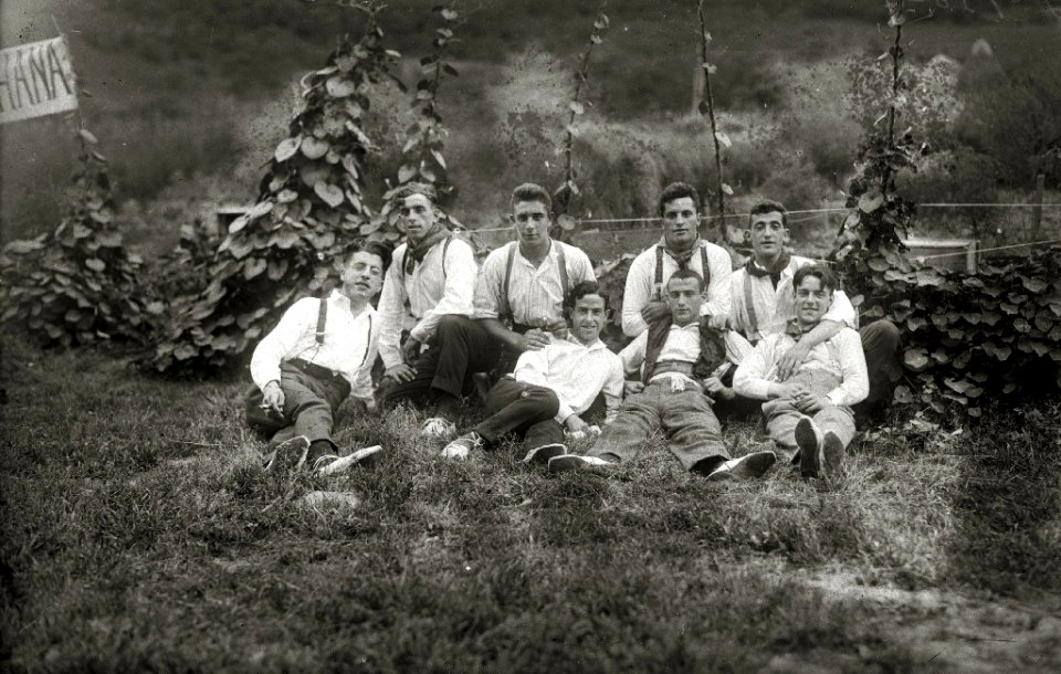 Grupo de amigos en un caserío (3 de 5) - Fondo Car-Kutxa Fototeka