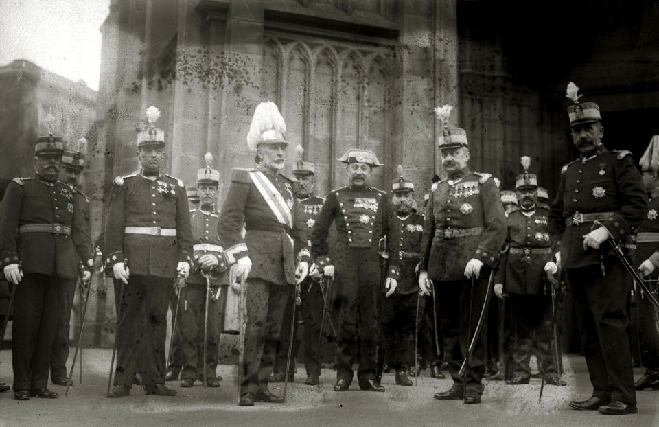 Grupo de autoridades militares a la salida de un acto celebrado en la Catedral del Buen Pastor (1 de 1) - Fondo Car-Kutxa Fototeka