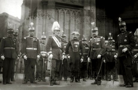 Grupo de autoridades militares a la salida de un acto celebrado en la Catedral del Buen Pastor (1 de 1) - Fondo Car-Kutxa Fototeka