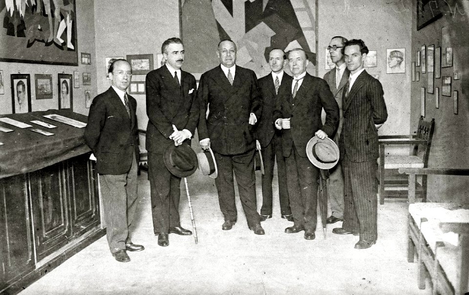 Grupo de hombres durante una exposición celebrada en el estudio del arquitecto y dibujante Enrique Lagarde (1 de 1) - Fondo Car-Kutxa Fototeka