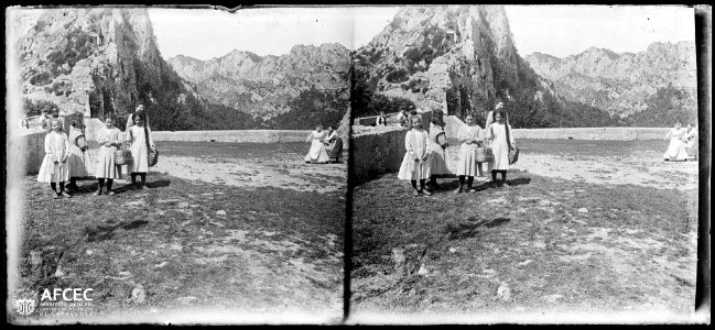 Grup de noies al santuari de la Mare de Déu de Queralt