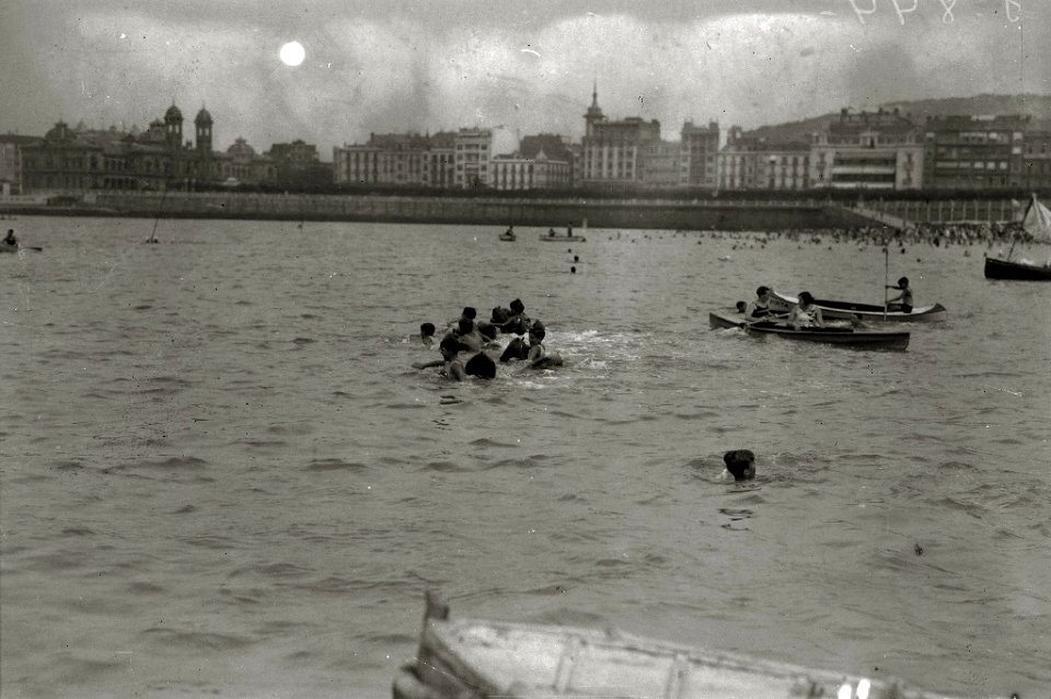 Grupo de bañistas con flotadores durante la celebración de una competición en la bahía de la Concha (4 de 5) - Fondo Car-Kutxa Fototeka