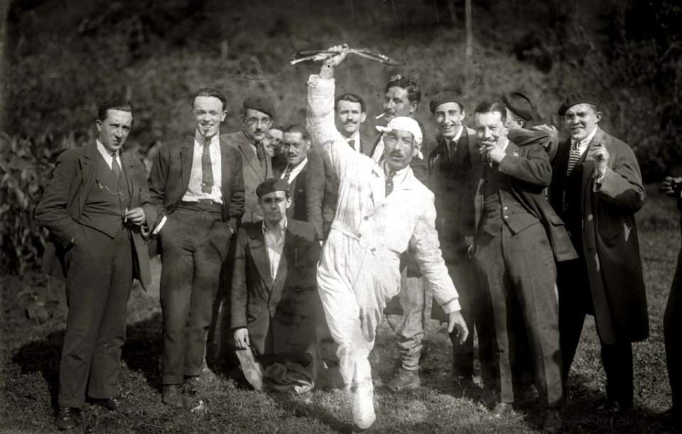 Grupo de hombres en el barrio de Carabel (4 de 6) - Fondo Car-Kutxa Fototeka