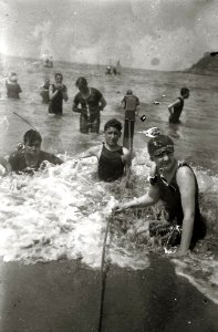 Grupo de bañistas en la playa de la Concha (3 de 10) - Fondo Car-Kutxa Fototeka