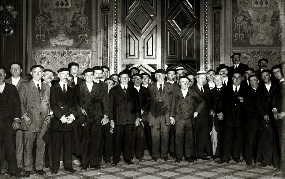 Grupo de hombres en el interior de uno de los salones del Ayuntamiento de Tolosa (1 de 1) - Fondo Car-Kutxa Fototeka