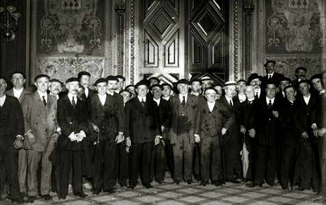 Grupo de hombres en el interior de uno de los salones del Ayuntamiento de Tolosa (1 de 1) - Fondo Car-Kutxa Fototeka