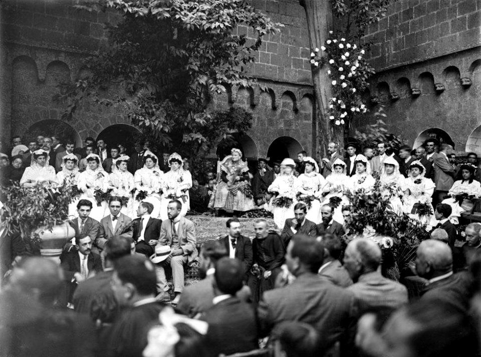 Grup de persones als Jocs Florals de Sant Cugat del Vallès (restored)