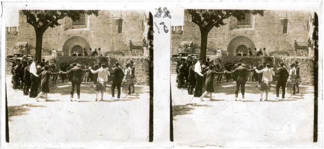 Grup de persones ballant una sardana en una plaça davant una església