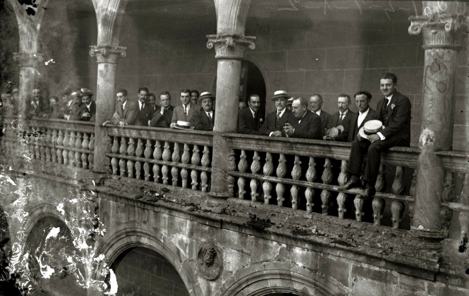 Grupo de hombres en la Universidad de Oñati (1 de 1) - Fondo Car-Kutxa Fototeka