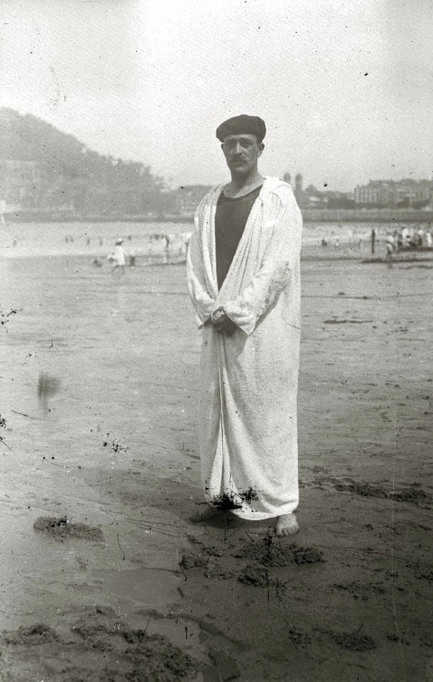 Grupo de bañistas en la playa de la Concha (7 de 10) - Fondo Car-Kutxa Fototeka