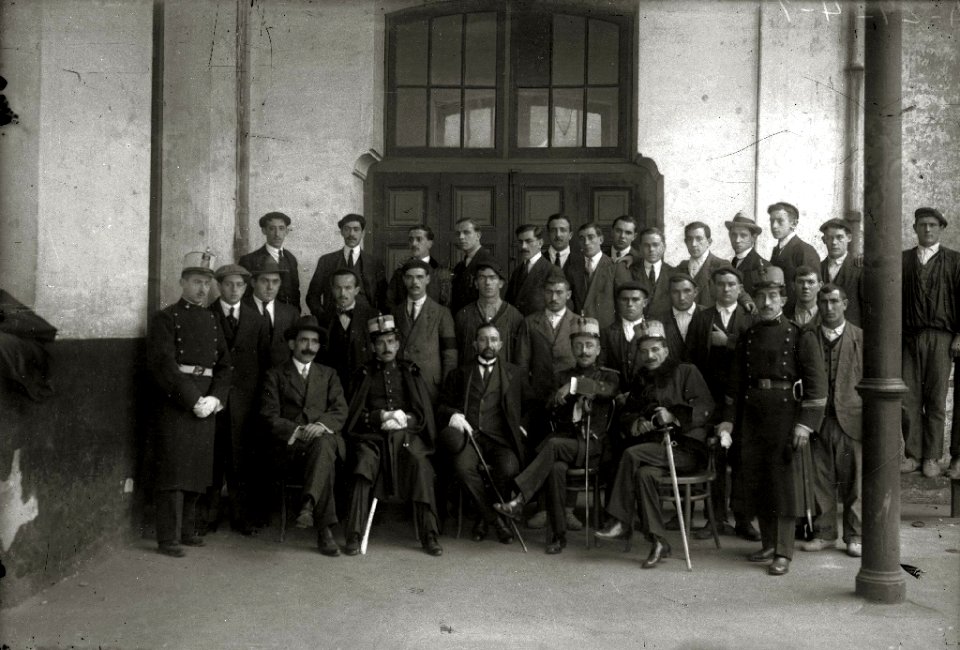 Grupo de jóvenes donostiarras pertenecientes a la Escuela Militar (1 de 2) - Fondo Car-Kutxa Fototeka