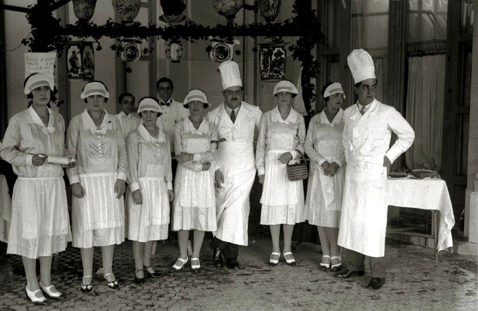 Grupo de camareras y cocineros en un salón. Camareras tras una barra en la terraza del Casino Gran Kursaal (1 de 2) - Fondo Car-Kutxa Fototeka
