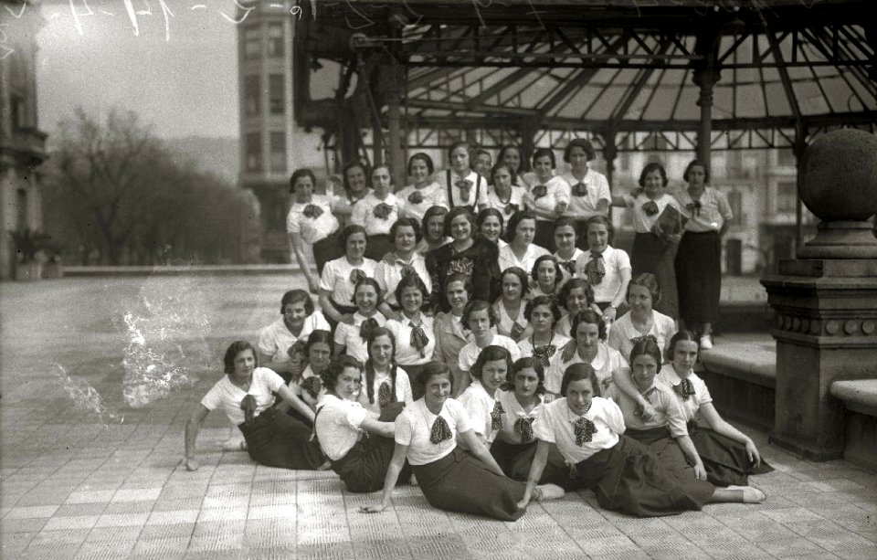 Grupo de jóvenes ejecutando una tabla de gimnasia en la terraza del Ayuntamiento de San Sebastián (3 de 3) - Fondo Car-Kutxa Fototeka