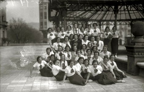 Grupo de jóvenes ejecutando una tabla de gimnasia en la terraza del Ayuntamiento de San Sebastián (3 de 3) - Fondo Car-Kutxa Fototeka