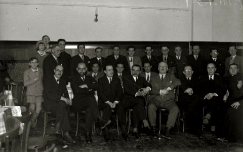 Grupo de euskalzales como José de Zabala Arana, Teodoro Hernandorena, Orixe, Manuel, Avelino e Ignacio Barriola, José Lecaroz, Antonio Labayen, Isaac López, Policarpo de Barrena, José de... (1 de 1) - Fondo Car-Kutxa Fototeka