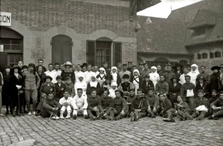 Grupo de militares heridos y enfermeras junto a la reina María Cristina en el palacio de Miramar habilitado como hospital militar durante guerrra de África (1 de 4) - Fondo Car-Kutxa Fototeka