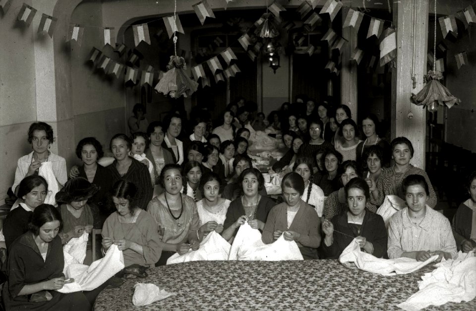 Grupo de modistas cosiendo (1 de 1) - Fondo Car-Kutxa Fototeka