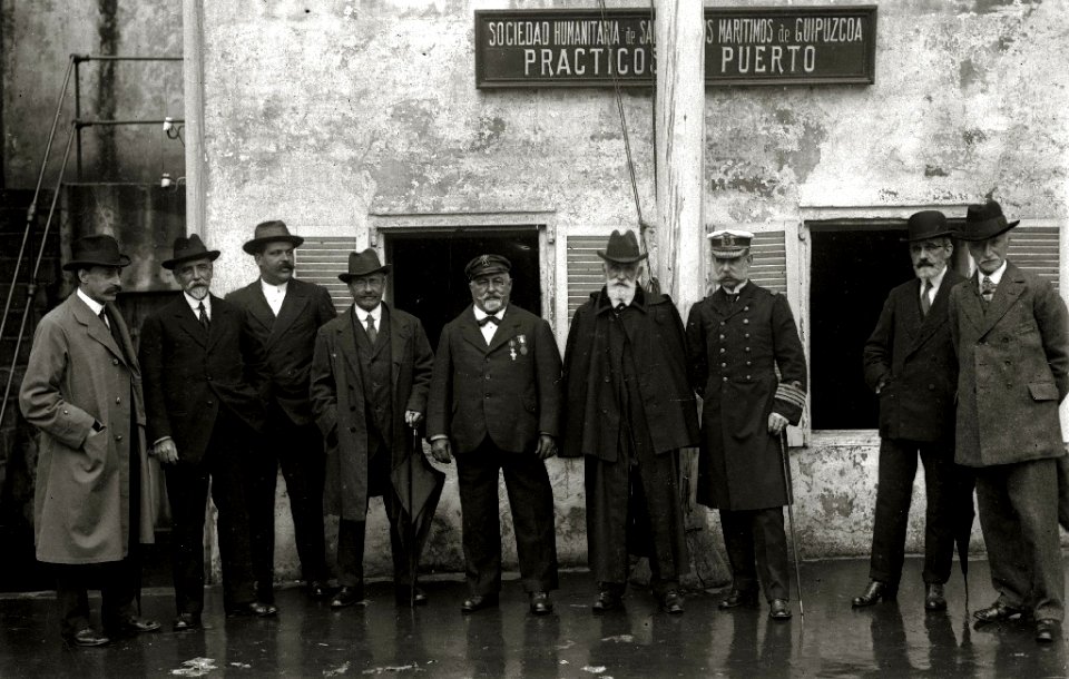 Grupo de hombres delante del edificio de la Sociedad Humanitaria de Salvamentos Maritimos de Gipuzkoa prácticos del puerto (1 de 1) - Fondo Car-Kutxa Fototeka