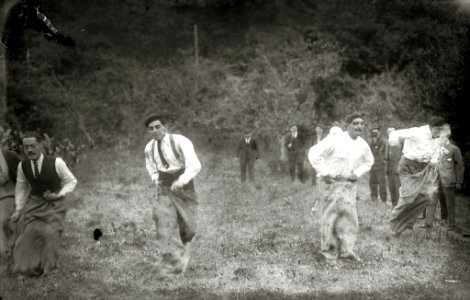 Grupo de hombres en el barrio de Carabel (3 de 6) - Fondo Car-Kutxa Fototeka