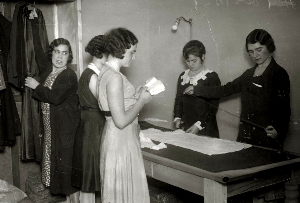 Grupo de mujeres en una empresa de confeccion de ropa (3 de 8) - Fondo Car-Kutxa Fototeka
