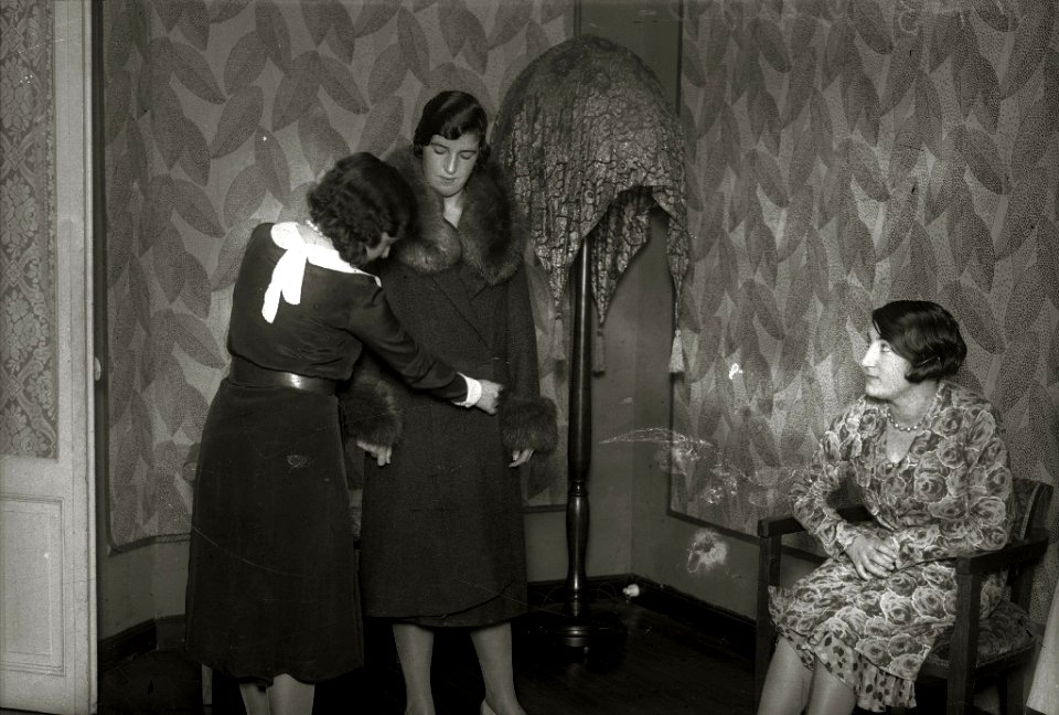 Grupo de mujeres en una empresa de confeccion de ropa (7 de 8) - Fondo Car-Kutxa Fototeka