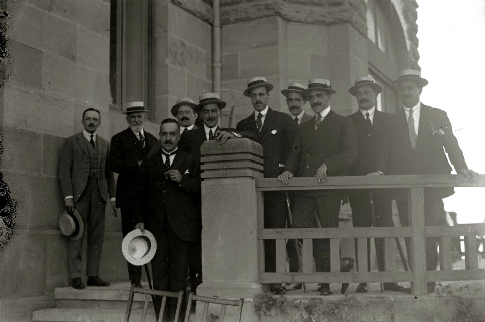 Grupo de hombres en la terraza del Hotel Igeldo (1 de 1) - Fondo Car-Kutxa Fototeka